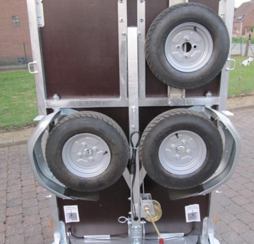 Walltrailer Met Reservewiel Gemonteerd